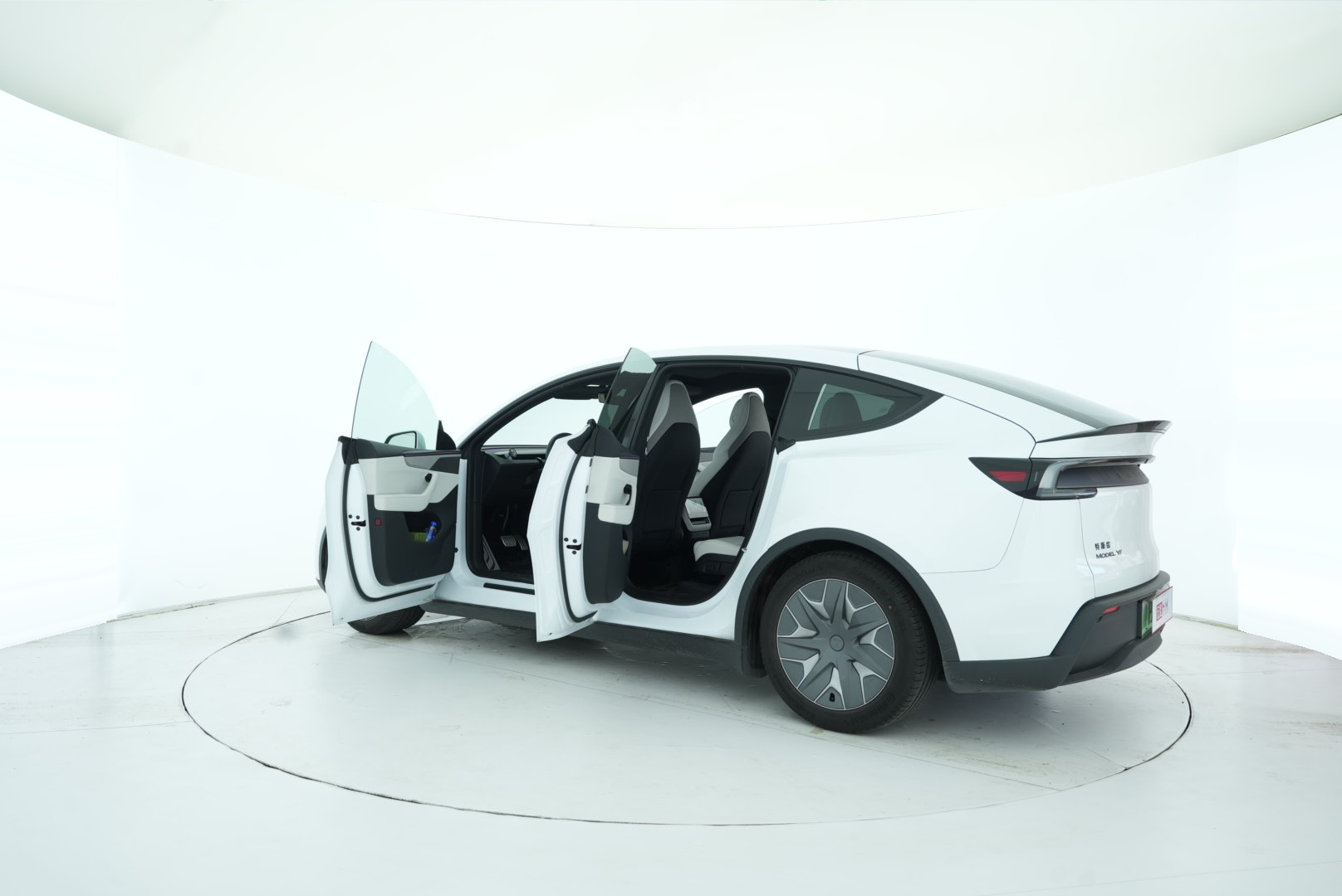 Tesla Model Y 2025 — фото 13