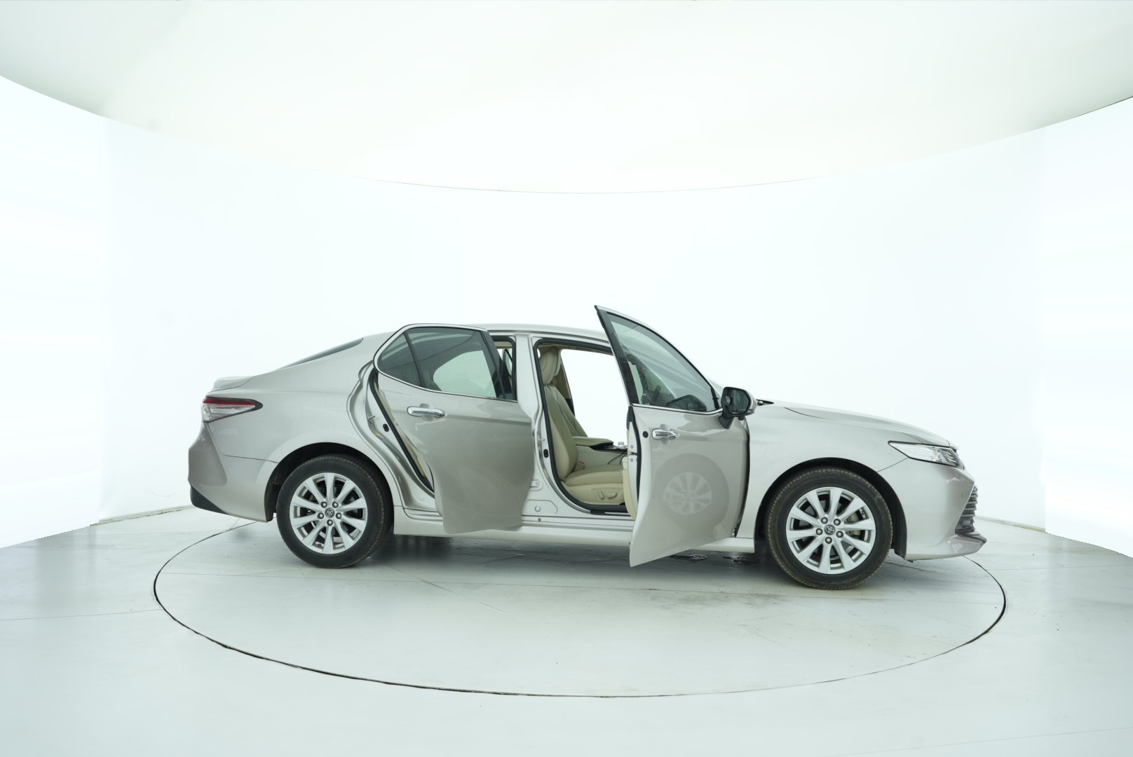 Toyota Camry 2018 — фото 16