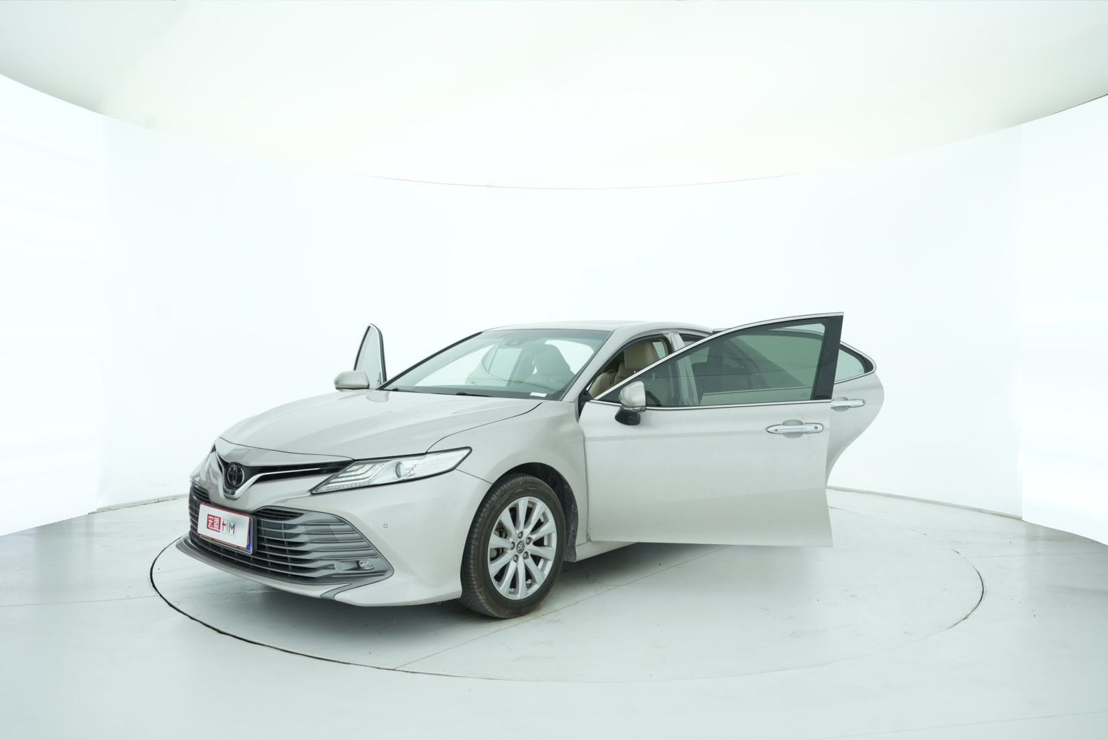 Toyota Camry 2018 — фото 11