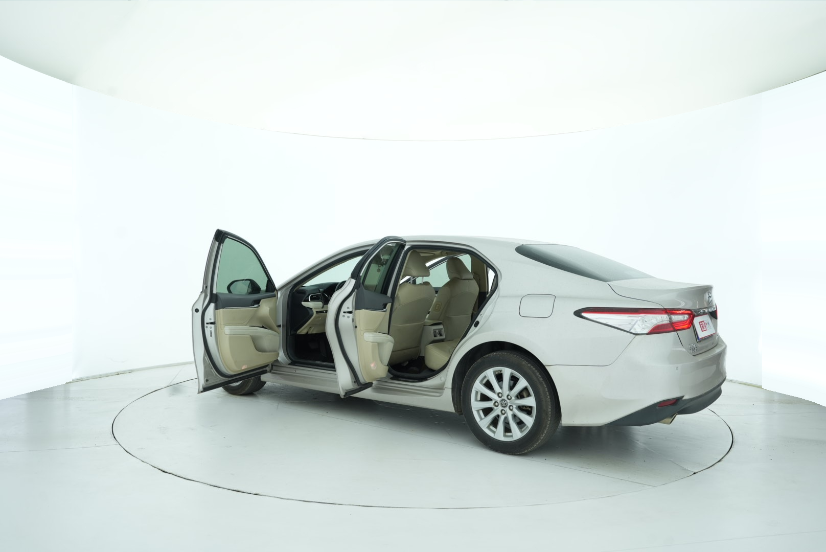 Toyota Camry 2018 — фото 13