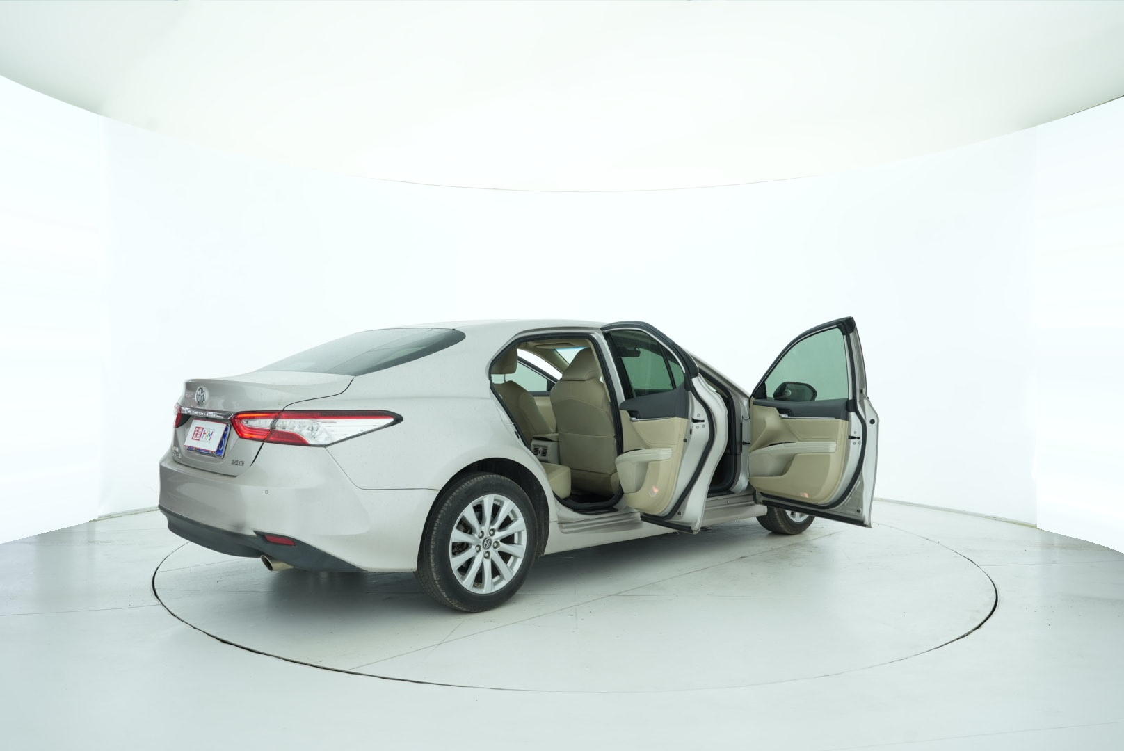 Toyota Camry 2018 — фото 15