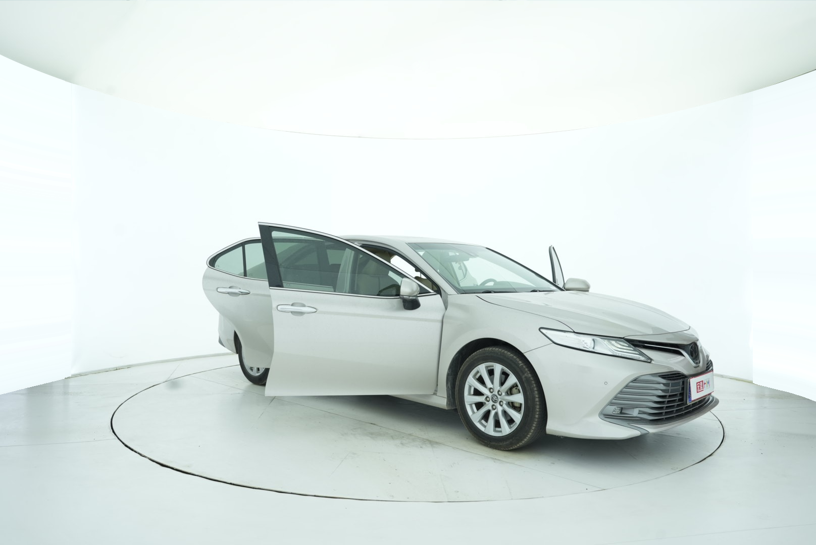 Toyota Camry 2018 — фото 17