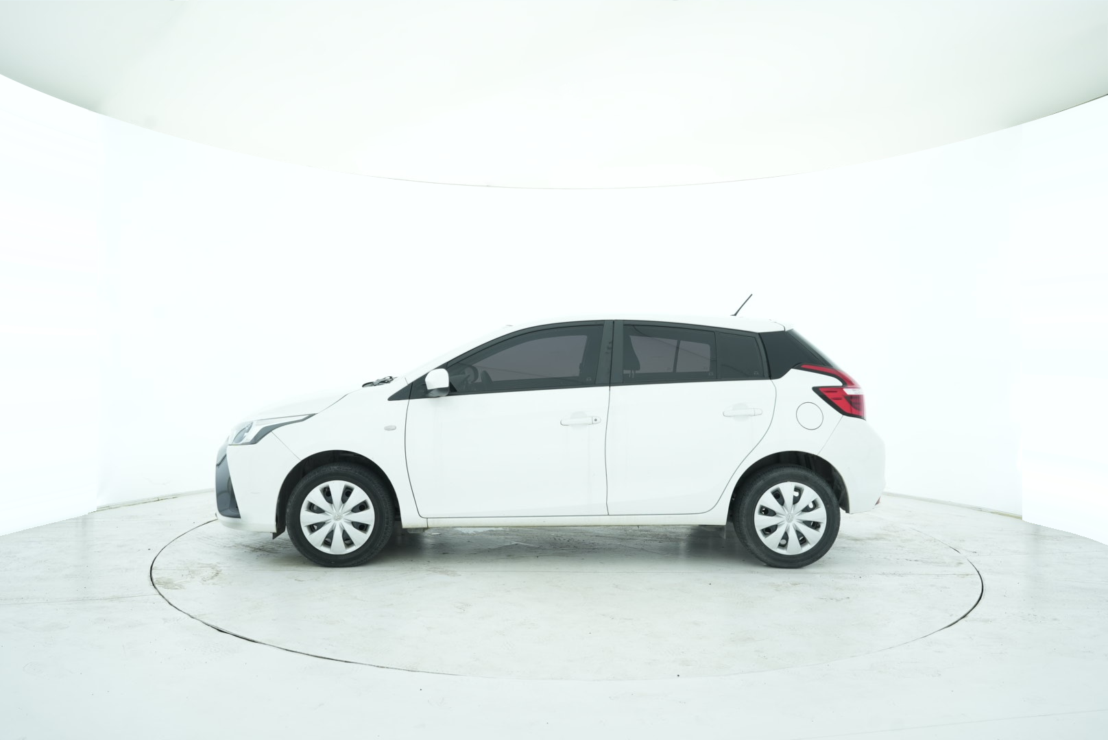 Toyota YARiS L 2020 — фото 2