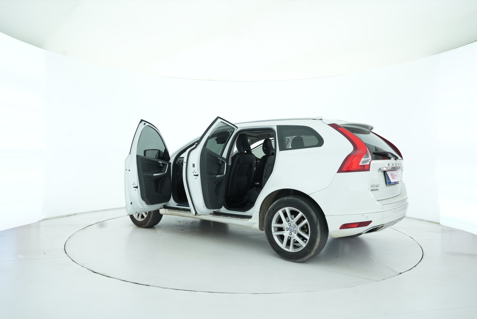 VOLVO XC60 2017 — фото 13
