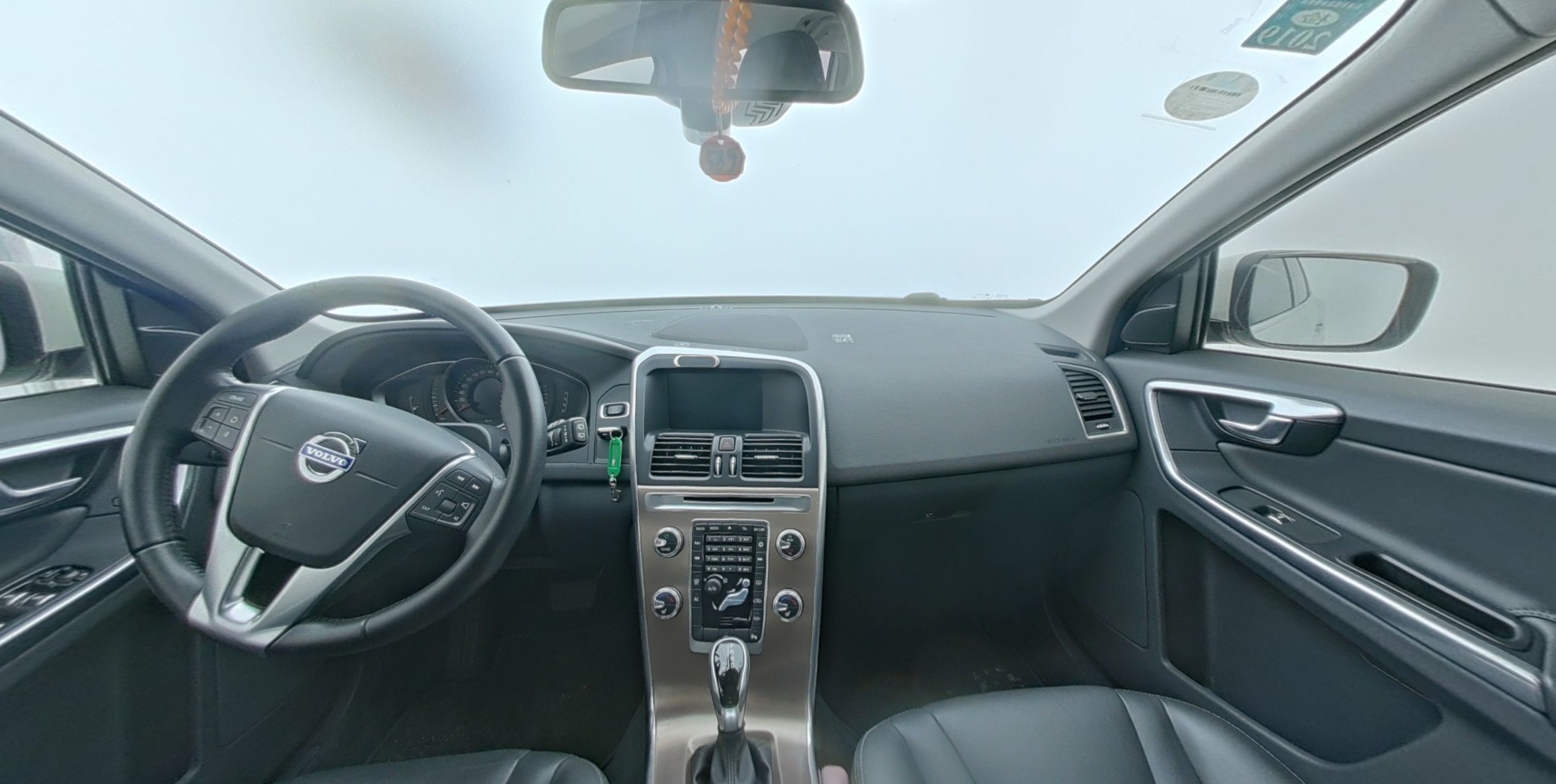 VOLVO XC60 2017 — фото 1