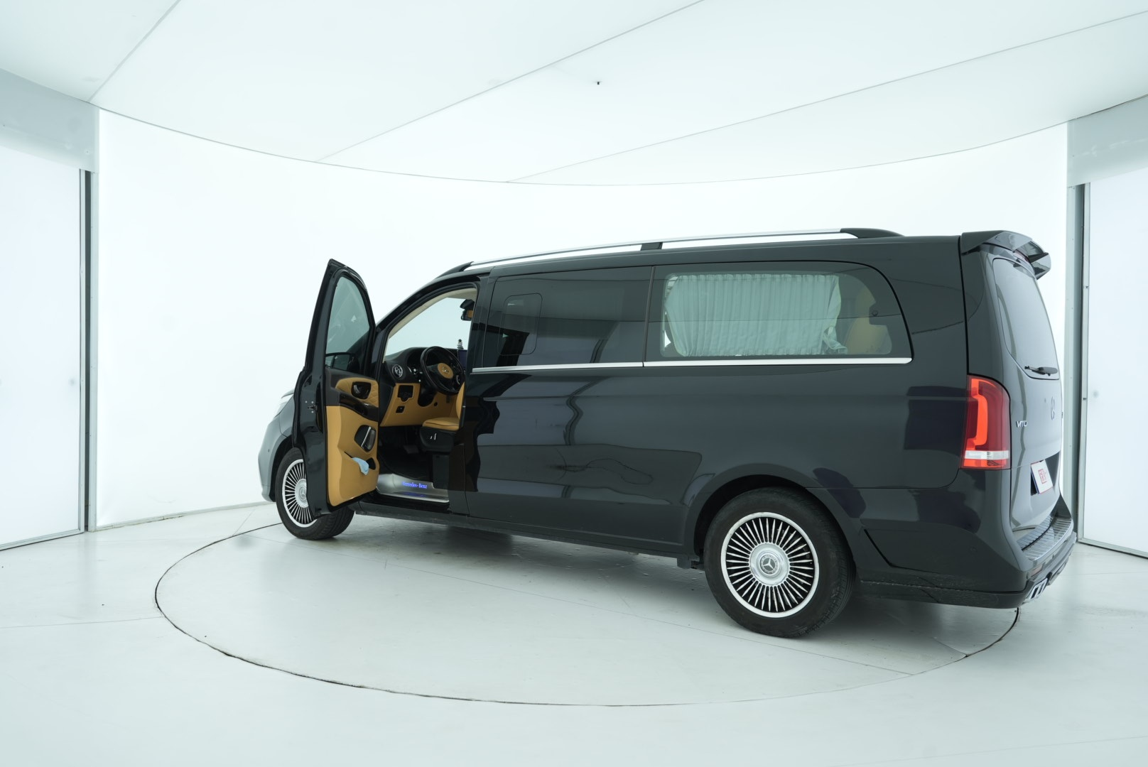 Mercedes Benz V-Class 2020 — фото 13