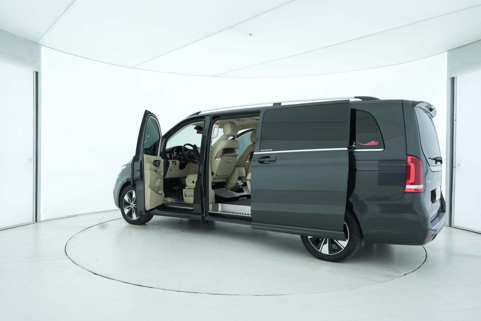 Mercedes Benz V-Class 2020 — фото 13