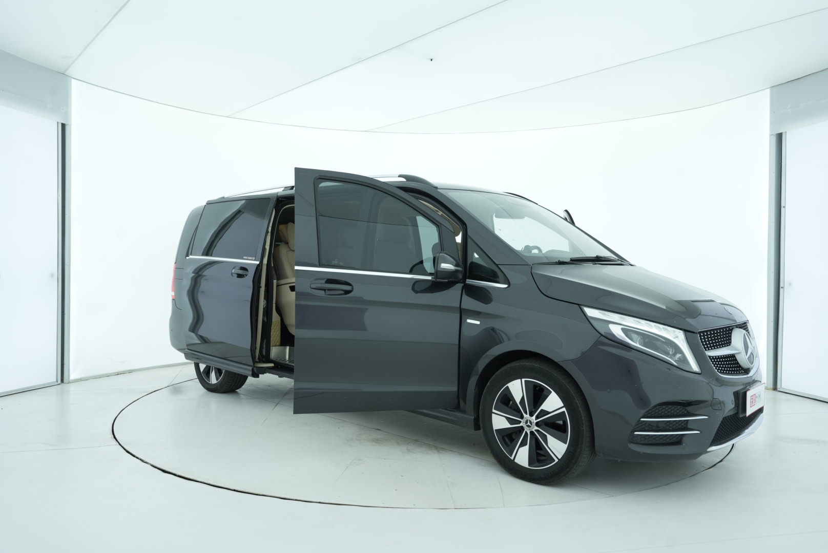 Mercedes Benz V-Class 2020 — фото 17