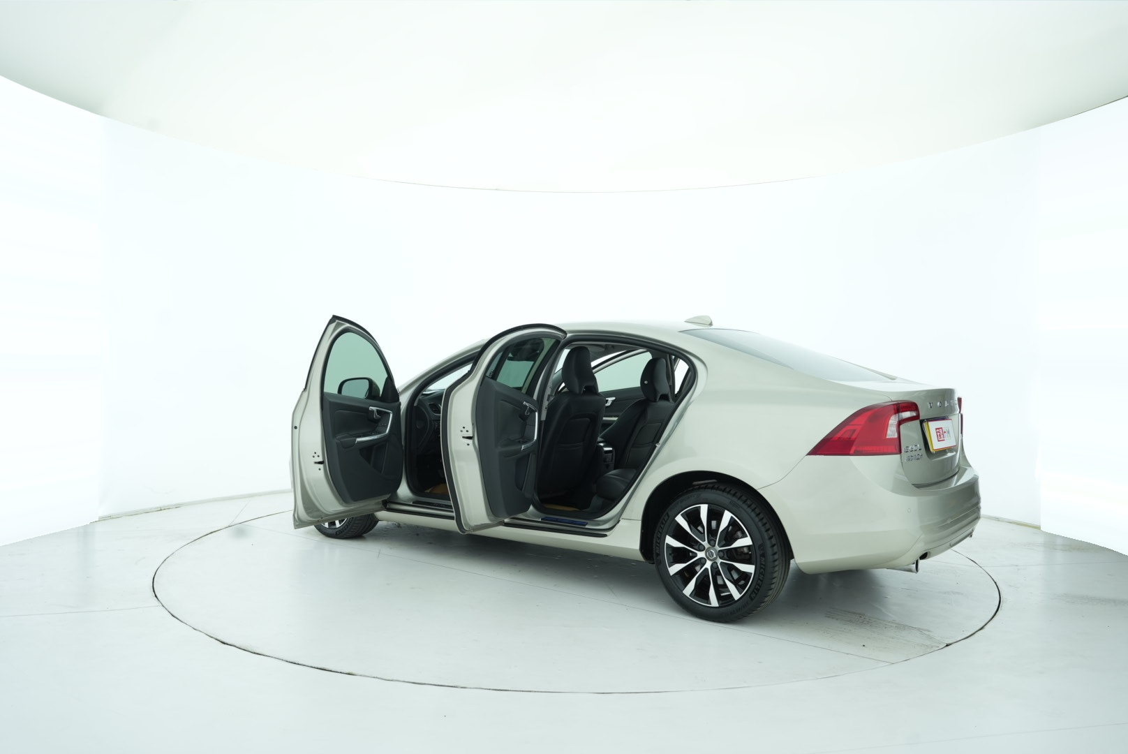 VOLVO S60 2019 — фото 13