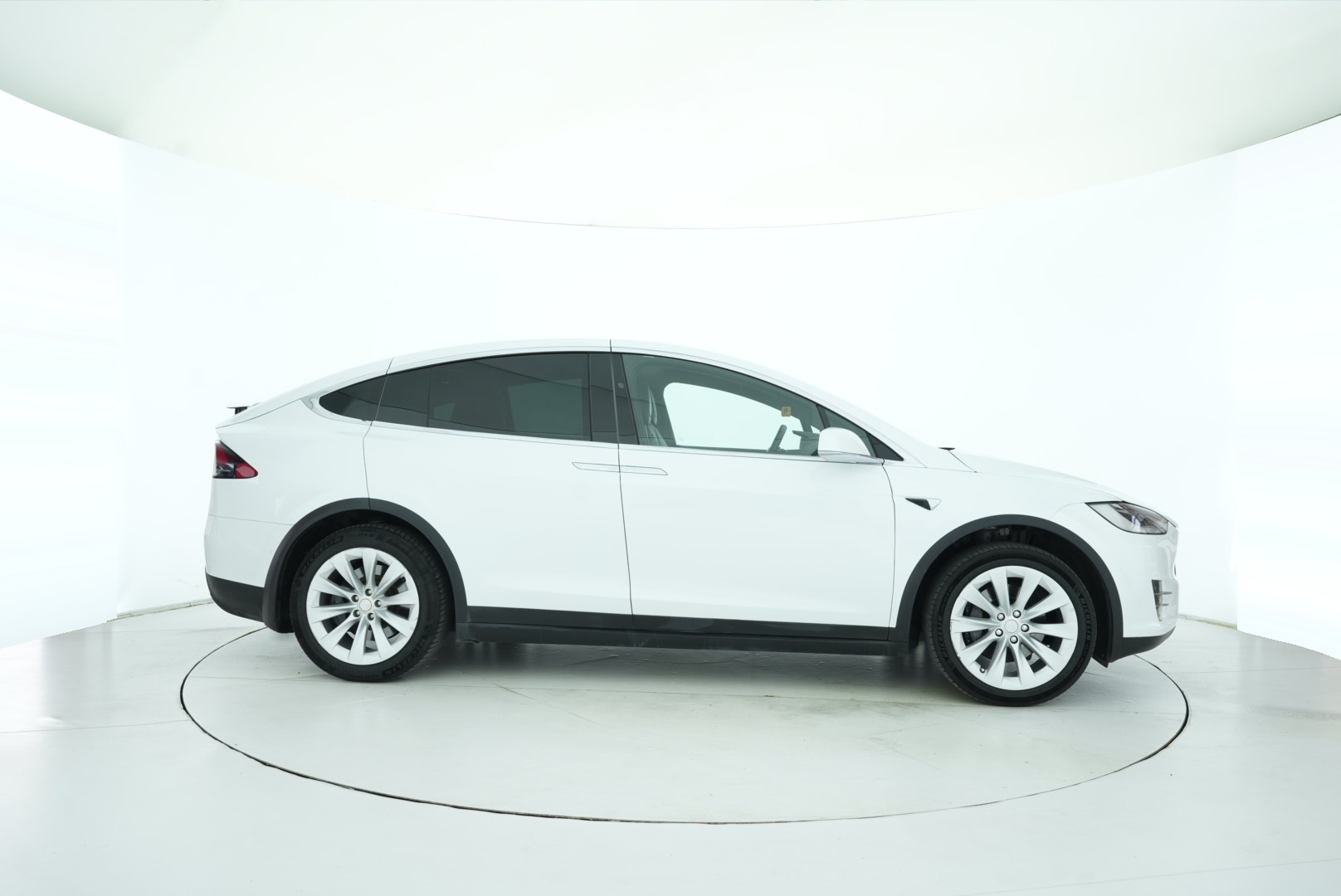Tesla Model X 2017 — фото 12