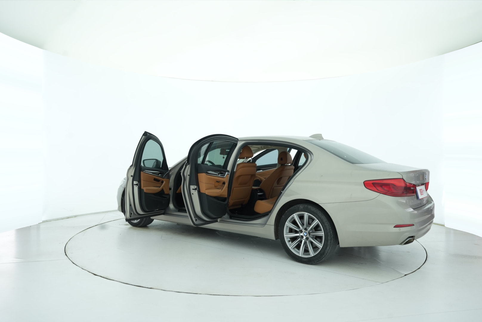 BMW 5 Series 2018 — фото 13